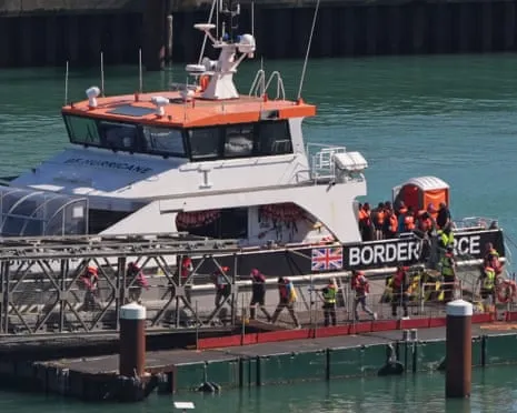 British Ministers Affirm Migrant Returns Agreement with France Will Proceed Amid Court Injunction